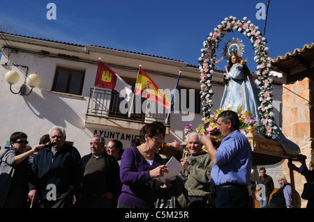 Prozession - Karneval "Botarga - Motley LA CANDELARIA" in RETIENDAS. Guadalajara. Kastilien-La Mancha.SPAIN Stockfoto