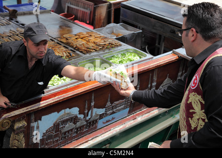 Türkische Fast-Food - Balik Ekmek (Fisch in Brot) in Istanbul, Türkei Stockfoto