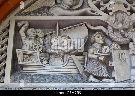 London, Soho Square A stone Panel an die französische protestantische Kirche Juli 2011 Stockfoto