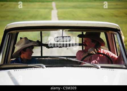 Cowboy und Sohn, Pickup-Trucks und Gun Rack, Montana Stockfoto