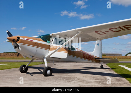 Cessna 180L Skywagon, Reg G-CIBO, bei Breighton Stockfoto