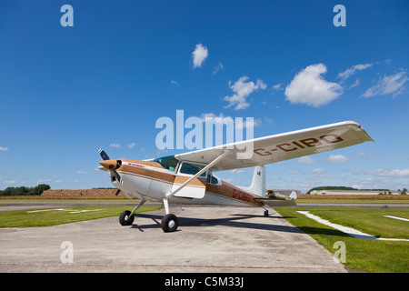 Cessna 180L Skywagon, Reg G-CIBO, bei Breighton Stockfoto