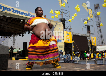 UGANDA Ostafrika Kampala Kinder Bildung zwei jungen am Tisch zu Hause