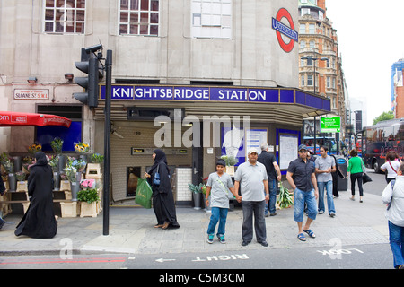 Knightsbridge U-Bahn u-Bahn Bahnhof in London. Stockfoto