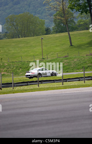 Sports das Autolaufen auf einem Straßenkurs mit intensiven Geschwindigkeiten. Stockfoto