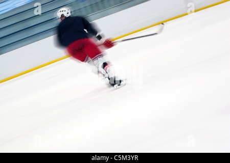 Abstrakte Bewegungsunschärfe von Hockey-Spieler wie er hinunter das Eis Schlittschuhe. Leichte Bewegungsunschärfe und geringe Schärfentiefe. Stockfoto