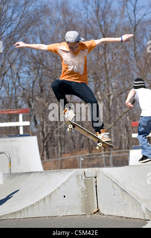 Porträt eines jungen Skateboarder Durchführung einen Sprung an der Skate-Park. Stockfoto