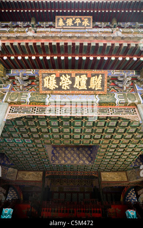 Bemalte Fassade & Decke von The Grand Stage / Daxi Lou / in der Performance-Gebäude. Sommerpalast, Peking China. Stockfoto