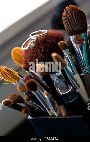 Zwei Trauringe Diamanten ein Band und Verlobungsring Verlegung auf einige professionelle Make-up-Pinsel. Stockfoto