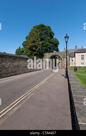 Fahrbahn durch St Wilfrid Tor mittelalterliche Stein Torbogen in der Nähe von Hexham Abbey Stockfoto