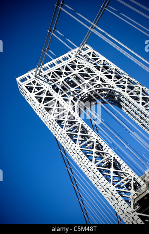 Eine Nahaufnahme der Teil des großen Tores und Metall Detail auf der New York City George Washingtonbrücke von unten gesehen. Stockfoto