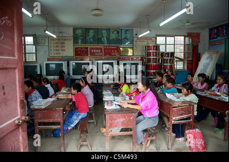 Chinesische Grundschüler besucht Klasse in einem armen Dorf in Shangluo, Provinz Shaanxi, China. 21. Mai 2011 Stockfoto