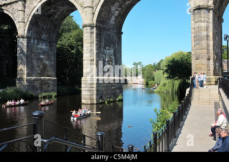 Fluß Nidd bei Knaresborough rittlings durch eine Stein-Eisenbahnviadukt Stockfoto