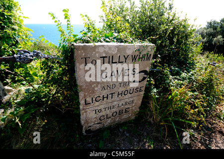 Stone abonnieren Tilly Laune Höhlen und The Lighthouse, auch auf die große Kugel im Durlston Country Park, Swanage. Stockfoto