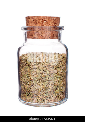 Glasflasche voller Fenchelsamen isoliert auf weißem Hintergrund Stockfoto