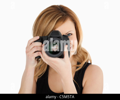 Blonde Frau mit einer Kamera fotografieren Stockfoto