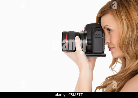Sehr blonden Frau, die mit einer Kamera fotografieren Stockfoto