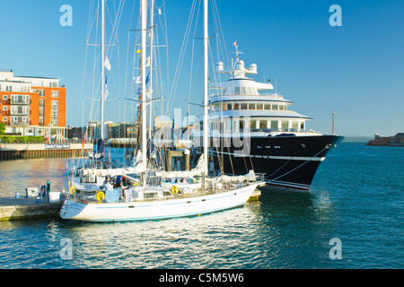 Superyacht Leander G unter der White Ensign in Gunwharf Quays, Portsmouth Stockfoto