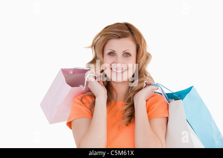 Glücklich blonden Frau zeigt ihr Einkaufen Stockfoto