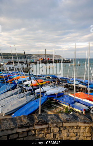 Segelboote mit der Waverley Raddampfer angedockt an Swanage Pier Stockfoto