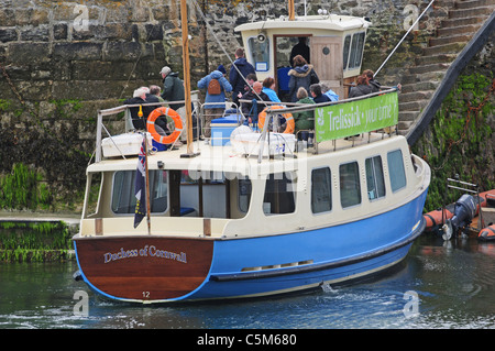 Passagiere, die traditionell gebaute Fähre "The Duchess Of Cornwall" in St. Mawes zu verlassen Stockfoto