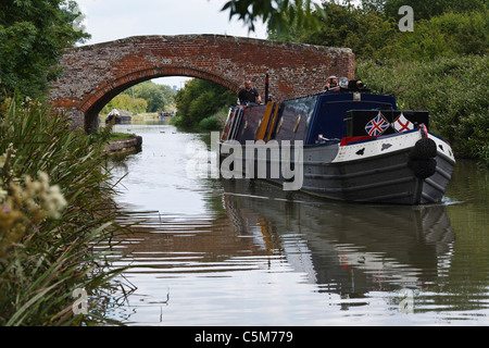 Kreuzfahrt auf der Oxford Canal/Union Canal Grande bei Hargreaves Brücke in der Nähe von Braunston, Northamptonshire Stockfoto