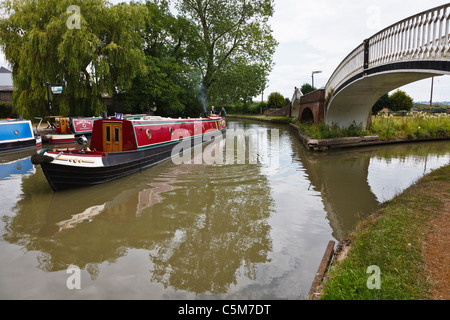 Narrowboat an der Kreuzung der Grand Union und Oxford Kanäle, Braunston, Northamptonshire Stockfoto