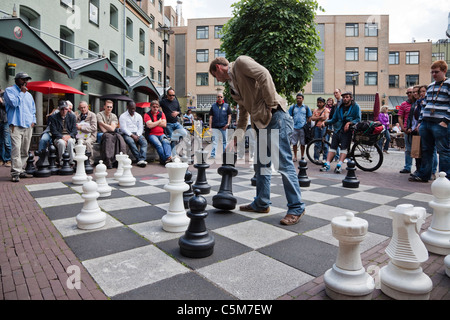 Männer spielen Schach mit Pflaster Quadrate und Stücke, in Max Euwe-Plein, Amsterdam, Niederlande Stockfoto