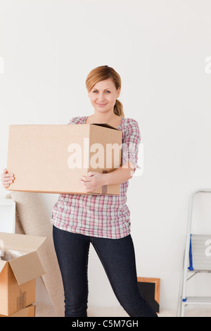 Blonde Frau, die Kartons Stockfoto