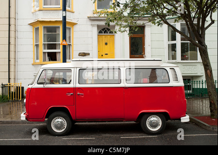 ein rot-weißes geparkten VW Wohnmobil auf der Straße, UK Stockfoto