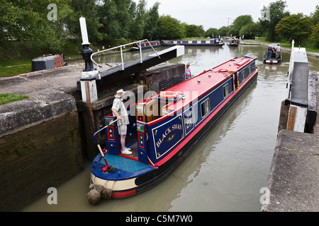 Narrowboat durchlaufen Calcutt sperrt auf Grand Union Canal, Warwickshire Stockfoto