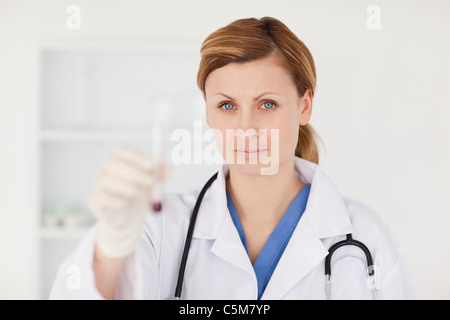 Blonden Wissenschaftler in die Kamera schaut Stockfoto