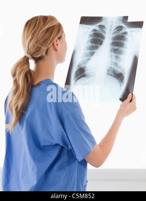 Isoliert betrachtet man eine Röntgenaufnahme Ärztin Stockfoto