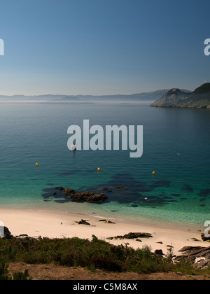 Vertikale Szene des schönen Strandes in Cies Islands National Park. Galicien, Spanien. Stockfoto