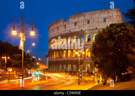 Auto Licht-Trails vor Roman Coliseum in der Abenddämmerung, Lazio Rom Italien Stockfoto