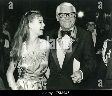 CARY GRANT über 1986 mit Tochter Jennifer aus seiner Ehe mit Dyan Cannon Stockfoto