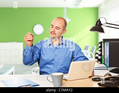 Mann im Büro schreiben pose Stockfoto