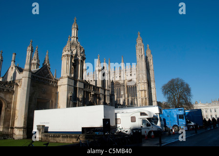 Außen die Fernsehübertragung Fahrzeuge außerhalb von Kings College Cambridge Stockfoto