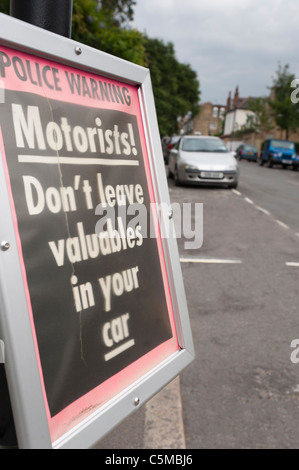 Polizei beachten Achtung Autofahrer nicht um Wertsachen im Auto lassen. Innenstadt, London England. Stockfoto