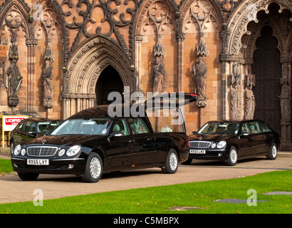 Beerdigung Leichenwagen und gestreckten Mercedes-Limousinen parkten außerhalb Lichfield Kathedrale in Staffordshire England UK Stockfoto