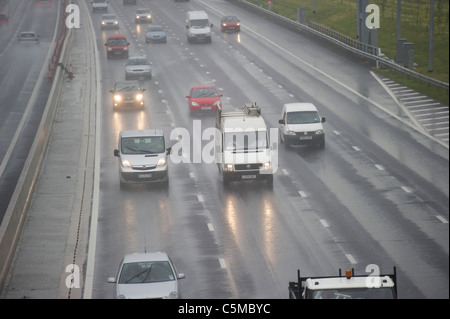 Verkehr auf der M25 in Essex bei starkem Regen verursacht Spray und Sichtbarkeit reduziert. Stockfoto