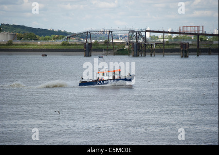 Ein Hafen von London Pilot Boot fährt flussaufwärts entlang der Themse in Dagenham, Essex. Stockfoto