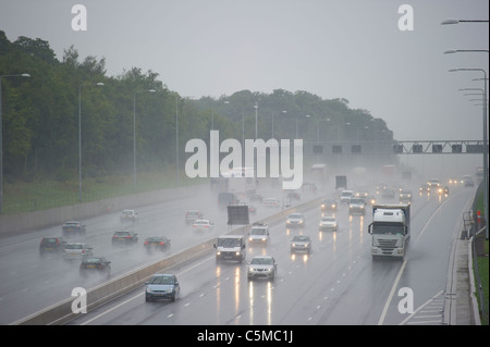 Verkehr auf der M25 in Essex bei starkem Regen verursacht Spray und Sichtbarkeit reduziert. Stockfoto