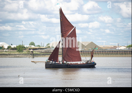 Traditionelle Themse Segeln Lastkahn Reise flussabwärts entlang der Themse in Dagenham, Essex. Stockfoto