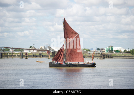 Traditionelle Themse Segeln Lastkahn Reise flussabwärts entlang der Themse in Dagenham, Essex. Stockfoto