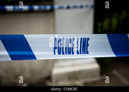 Polizei Klebeband markieren einen abgesperrten Bereich. Stockfoto