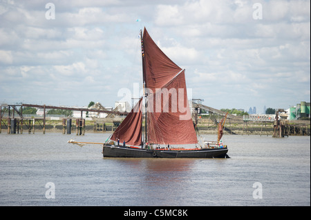 Traditionelle Themse Segeln Lastkahn Reise flussabwärts entlang der Themse in Dagenham, Essex. Stockfoto