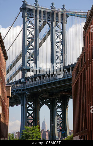 Manhattan Bridge, Brooklyn New York mit Blick auf das Empire State building in der Ferne USA gesehen Stockfoto