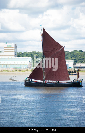 Traditionelle Themse Segeln Lastkahn Reise flussabwärts entlang der Themse in Dagenham, Essex. Stockfoto