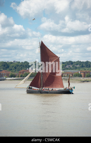 Traditionelle Themse Segeln Lastkahn Reise flussabwärts entlang der Themse in Dagenham, Essex. Stockfoto